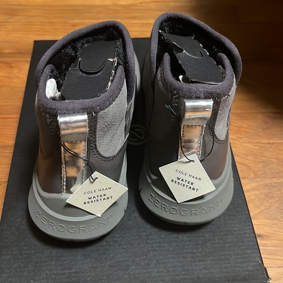 Cole Haan Women’s Zerogrand Bootie Ankle boot. Size 6. Charcoal grey suede. - Picture 3 of 9